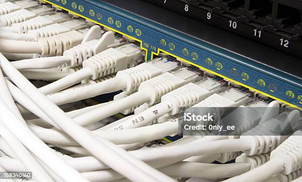 Foto de Branco Rj45 Fio Conectado Ao Centro De Internet e mais fotos de stock de Acessibilidade - Acessibilidade, Cabo, Cabo de conexão de rede