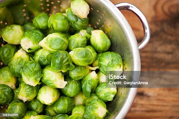 Bruselas Sprouts Foto de stock y más banco de imágenes de Col de Bruselas - Col de Bruselas, Frescura, Crudo