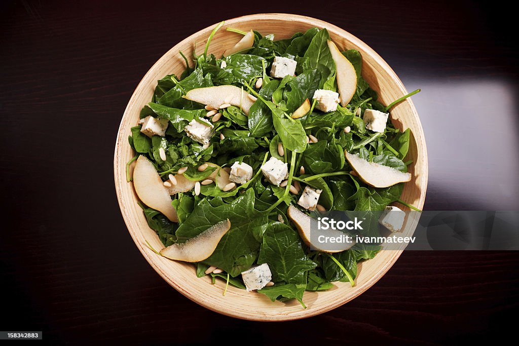 Une salade d'épinards avec fromage persillé, poires et au miel - Photo de Fromage libre de droits