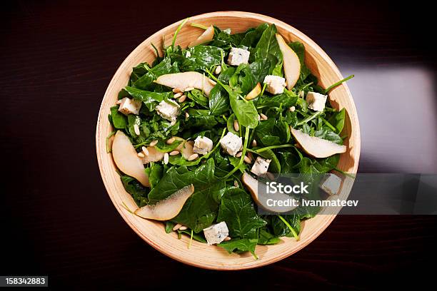 Photo libre de droit de Une Salade Dépinards Avec Fromage Persillé Poires Et Au Miel banque d'images et plus d'images libres de droit de Fromage