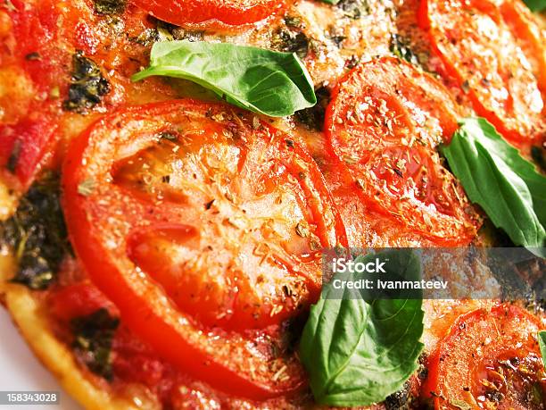 Pizza Margherita - Fotografie stock e altre immagini di Alimentazione sana - Alimentazione sana, Ambientazione interna, Basilico