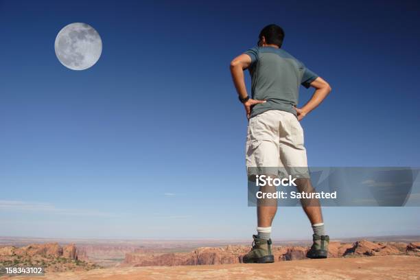 Sapatos De Caminhada Canyons E A Lua - Fotografias de stock e mais imagens de Lua - Lua, Dia, Pessoas