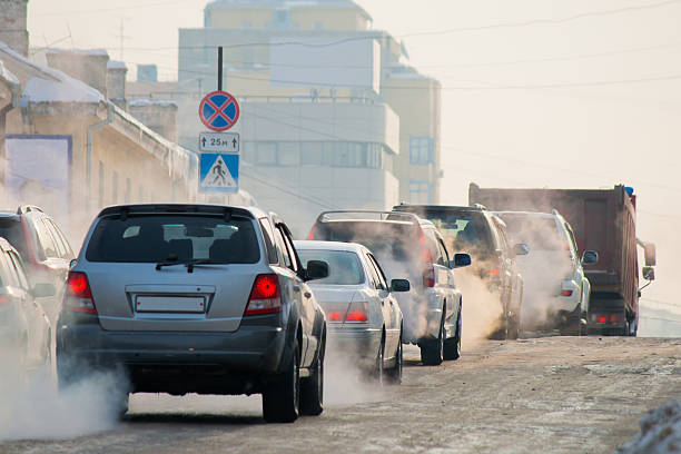 winter in der stadt - car transporter fotos stock-fotos und bilder