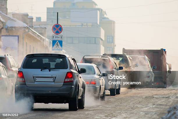 Inverno In Città - Fotografie stock e altre immagini di Automobile - Automobile, Inquinamento, Tubo di scappamento