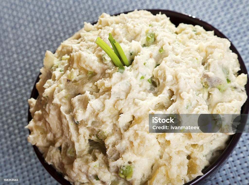 Patato y aguacate decorado con mayonesa y puré de verduras - Foto de stock de Alimento libre de derechos