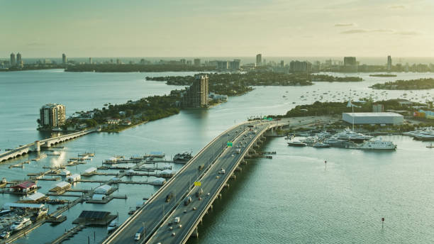 aerial shot of macarthur causeway looking over venetian islands towards south beach - baía de biscayne imagens e fotografias de stock