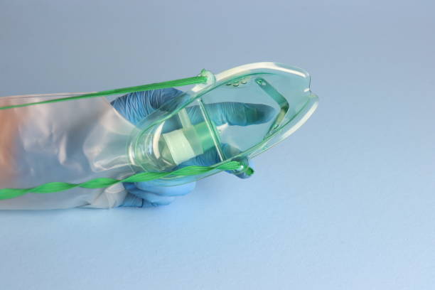 istock Adult oxygen mask beeing hold by a professional wearing gloves 1583451663