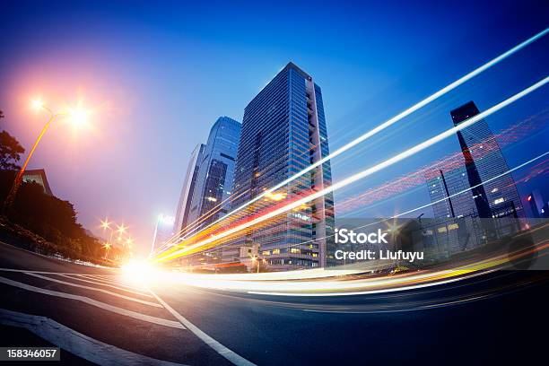 Rua À Noite - Fotografias de stock e mais imagens de Anoitecer - Anoitecer, Ao Ar Livre, Carro