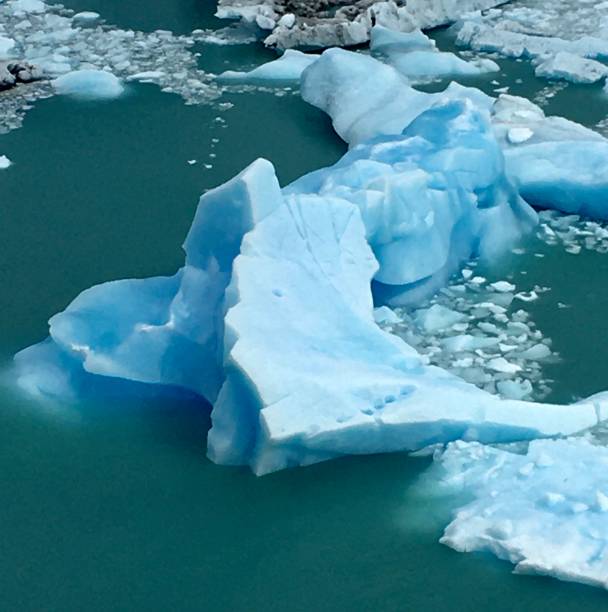 mini iceberg na geleira perito moreno - glacier moreno glacier iceberg argentina - fotografias e filmes do acervo