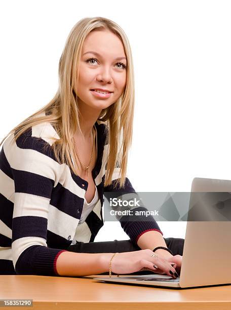 Lächelnde Frau Arbeitet Auf Einem Laptop Stockfoto und mehr Bilder von Arbeiten - Arbeiten, Attraktive Frau, Berufliche Beschäftigung