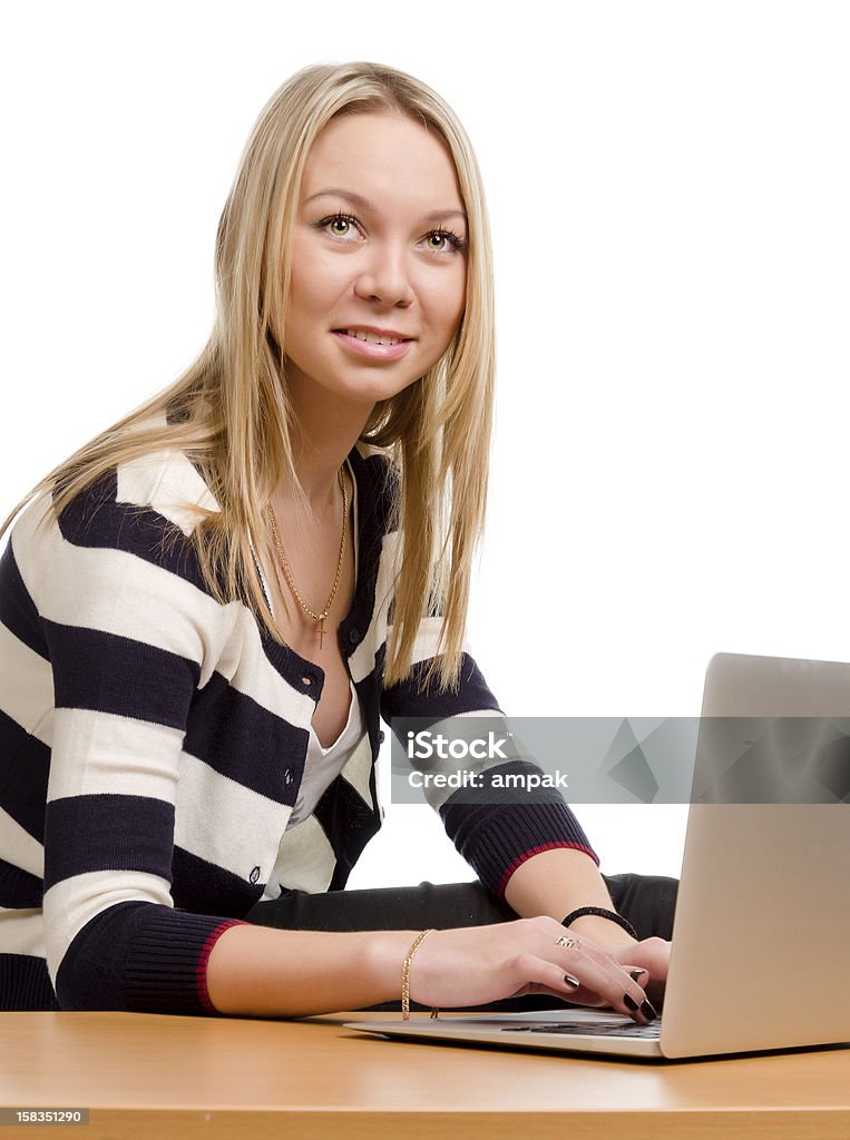 Uśmiechnięta kobieta pracuje na laptopie - Zbiór zdjęć royalty-free (Białe kołnierzyki)