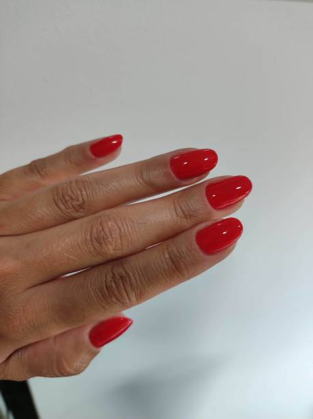 czerwony manicure do paznokci - red nail polish zdjęcia i obrazy z banku zdjęć