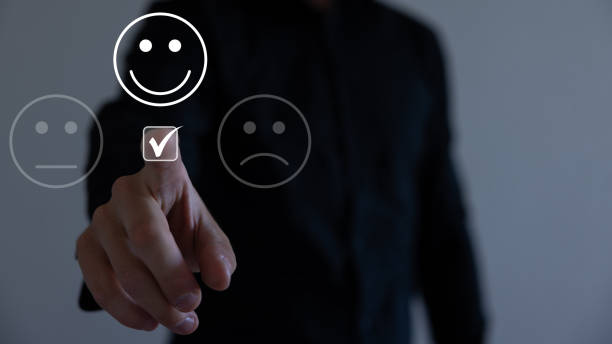 A businessman presses the email button. Various quality checks with five or four stars. Super rating and certification passed. servicio al cliente y concepto de satisfacción, hombre de negocios presionando el emoticono de la cara sonriente en la pantalla táctil virtual. en el icono de la cara sonriente feliz para dar satisfacción en el servicio. calificación muy impresionada.