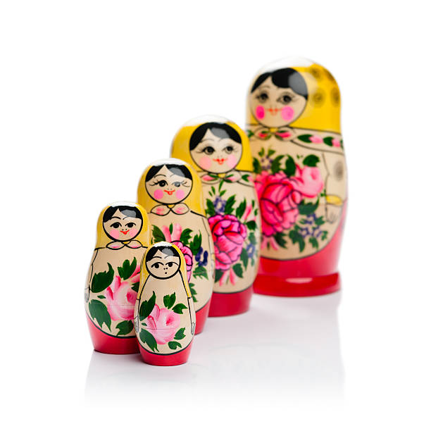 poupée russe en famille - russian nesting doll multiplication russian culture doll photos et images de collection