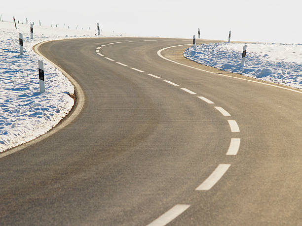 country road 冬季 - trennlinie ストックフォトと画像