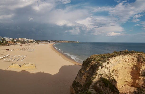 linda praia praia da rocha na primavera. costa do algarve, portugal - cumuliform - fotografias e filmes do acervo