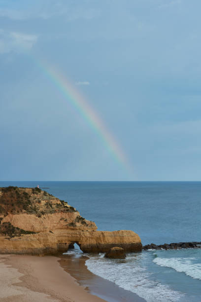 arc-en-ciel au-dessus de l’océan atlantique. praia dos tres castelos à algarve, portugal - cumuliform photos et images de collection