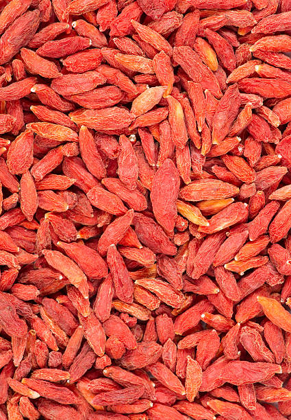 tle goji suszone owoce - wolfberry berry chinese medicine berry fruit zdjęcia i obrazy z banku zdjęć