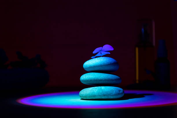 pilha de seixos com flor, conceito calmo relax. fundo ultravioleta. - alternative therapy stone zen like nature - fotografias e filmes do acervo