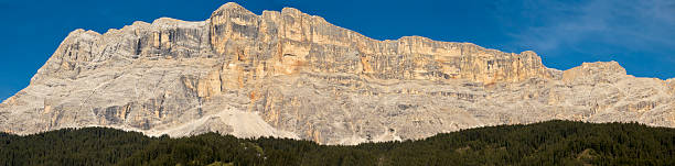 vista montagna, alta badia-hochabtei-dolomiti - european alps mountain mountain peak rock foto e immagini stock