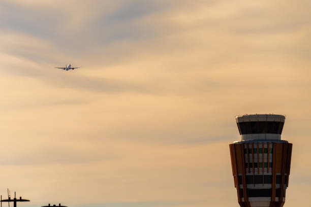 jet que sale del aeropuerto con torre de control - air traffic control tower airport runway air travel fotografías e imágenes de stock