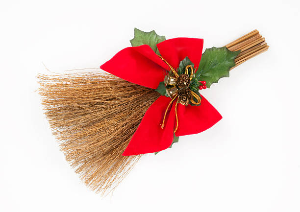 Decorazione di Natale su sfondo bianco. Natalizie scopa. - foto stock