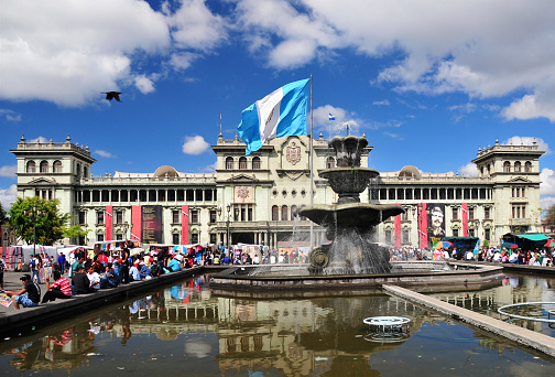 Ciudad de Guatemala / Guatemala city, Guatemala: the National Palace's monumental façade on the Central Park reflected on the fountain - used for important acts of the government - President of Guatemala old headquarters - known as the Green Place (\