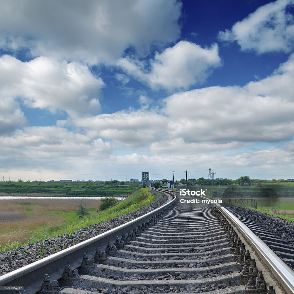 railroad al horizonte en las nubes - Foto de stock de Acero libre de derechos