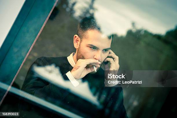 Uomo Pensando Vicino Alla Finestra - Fotografie stock e altre immagini di Abbigliamento casual - Abbigliamento casual, Adulto, Attività