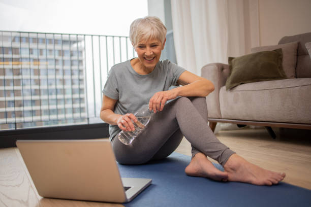 istock Woman training at home 1583951778