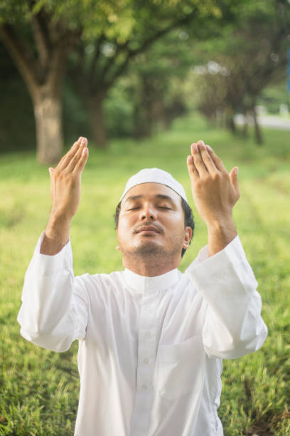 istock Muslim man praying to God 1583961945
