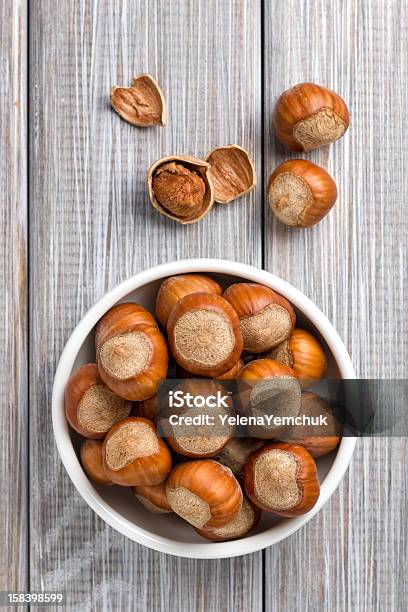 Avellana Foto de stock y más banco de imágenes de Abierto - Abierto, Agrietado, Alimento