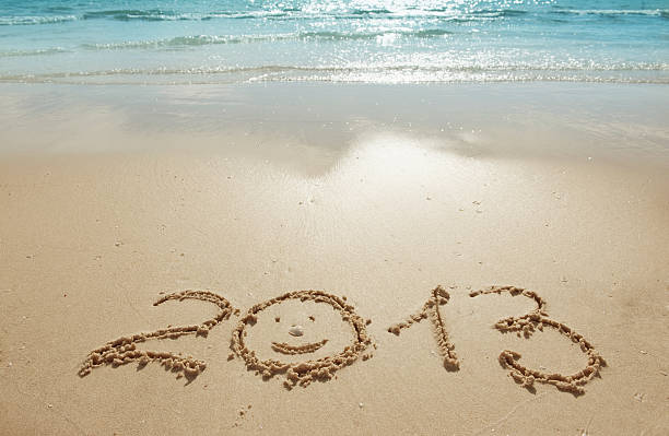cyfry na piasku - 2013 beach sand new years eve zdjęcia i obrazy z banku zdjęć