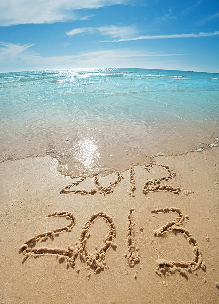 cyfry na piasku - 2013 beach sand new years eve zdjęcia i obrazy z banku zdjęć