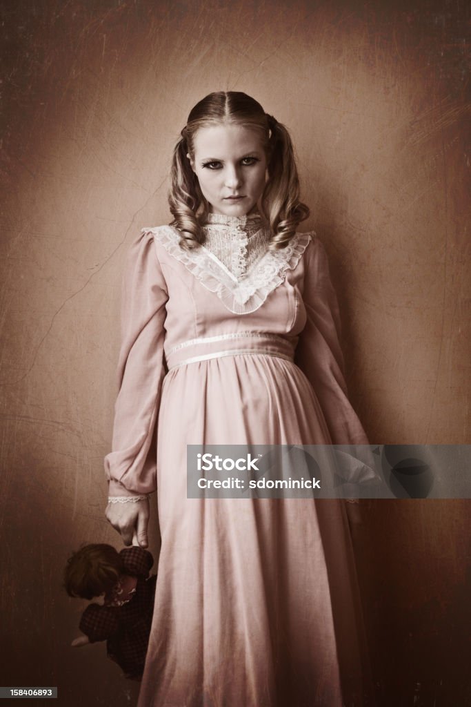 Spooky Victiorian Girl Holding Doll - Foto de stock de Embrujado libre de derechos