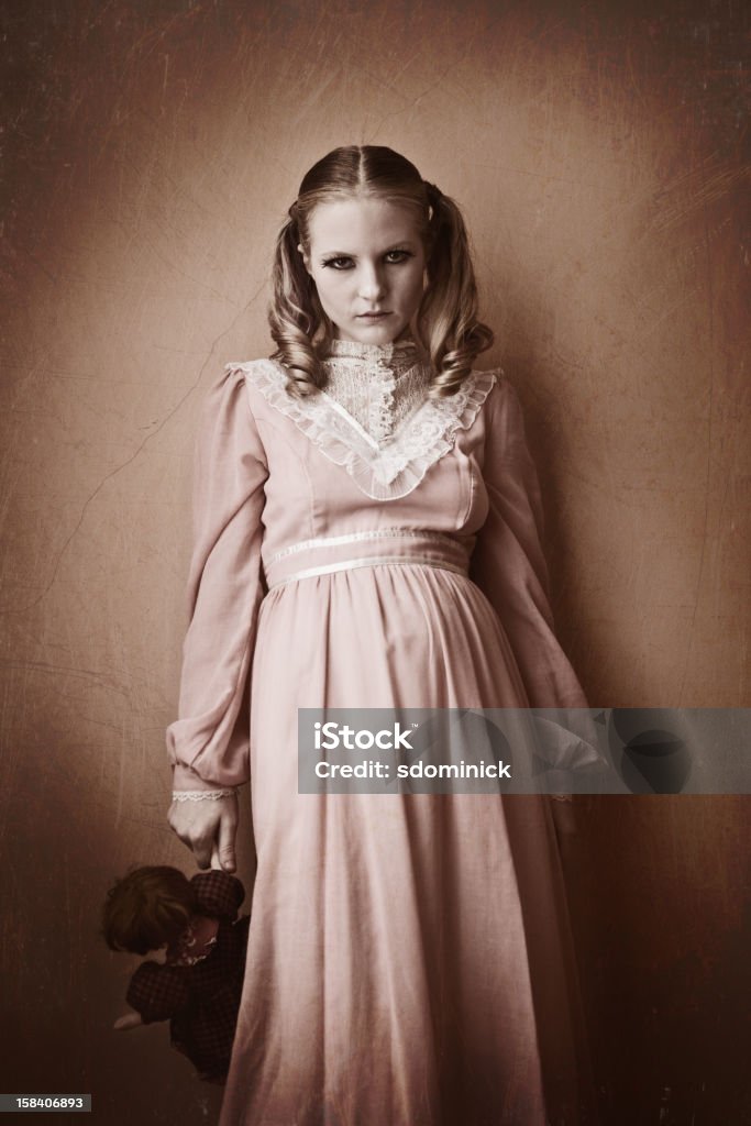 Жуткий Victiorian девочка держит кукла - Стоковые фото Жуткий роялти-фри