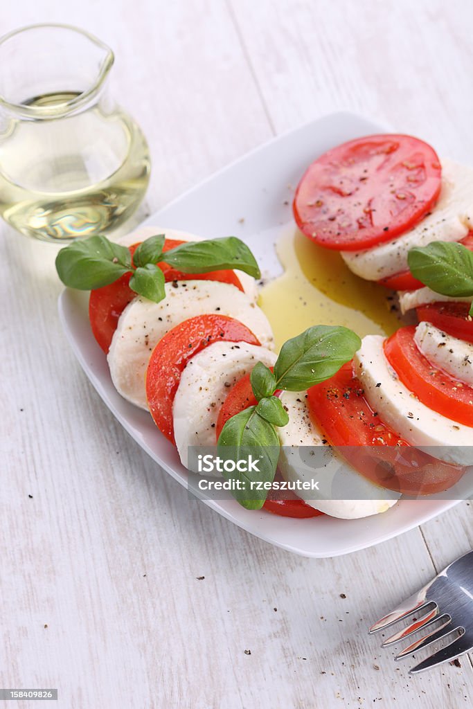 Ensalada de tomate y queso mozzarella - Foto de stock de Albahaca libre de derechos