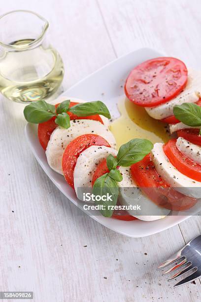 Ensalada De Tomate Y Queso Mozzarella Foto de stock y más banco de imágenes de Albahaca - Albahaca, Alimento, Cena