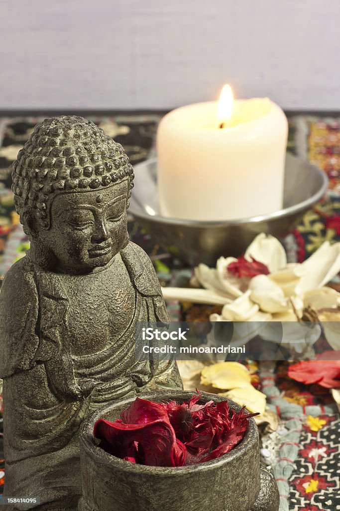 Bouddha et bougies - Photo de Asie libre de droits