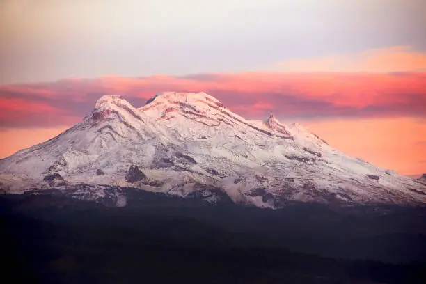 Atardecer con vista al volcán Iztaccíhuatl con la mayoría de sus faldas con nieve