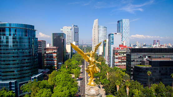 El ángel de la independencia , ubicado en una de las zonas más concurridas y turísticas de la Ciudad de México . Avenida Paseo de la Reforma .