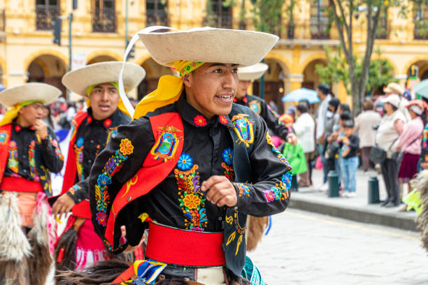 eine gruppe von volkstänzern aus cayambe, ecuador - ecuadorian culture stock-fotos und bilder