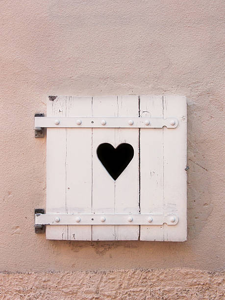 fechado branco velho postigos com o símbolo do coração - herzform imagens e fotografias de stock