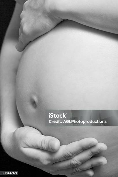 Photo libre de droit de Gros Plan Dune Femme Enceinte En Noir Et Blanc banque d'images et plus d'images libres de droit de Abdomen - Abdomen, Adulte, Amour