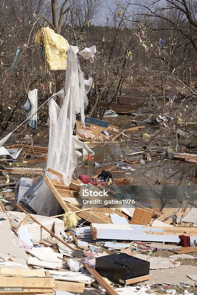 Zanieczyszczenia z domu uszkodzone przez F2 Tornado. - Zbiór zdjęć royalty-free (Bagno)