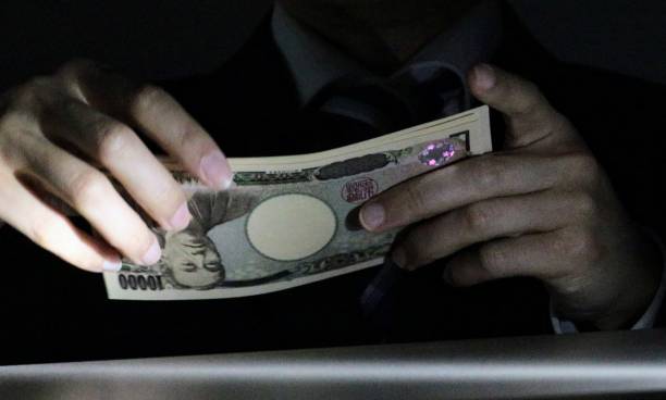 istock Person holding banknotes in the dark 1584342025