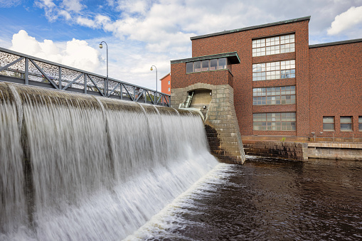 Tammerkoski Dam Waterfall in Downtown Tampere City. Hydroelectric Power - Electricity Generation of Tammerkoski River Rapids between two lakes, Näsijärvi and Pyhäjärvi. Highest in altitude is this dam between the districts Tampella and Finlayson. Green Hydroelectric Energy in the City Center. Long Exposure. Tammerkoski Dam, Tammerkosken, Tampere, Finland, Nordic Countries, Northern Europe.