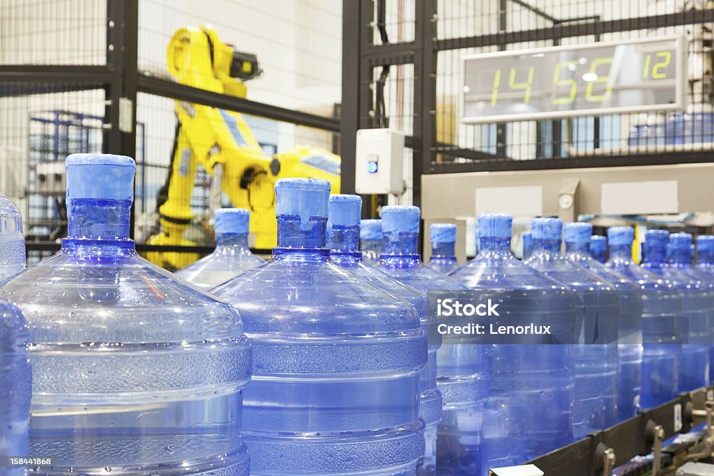 Tienda industrial moderna en Verter agua mineral - Foto de stock de Agua purificada libre de derechos