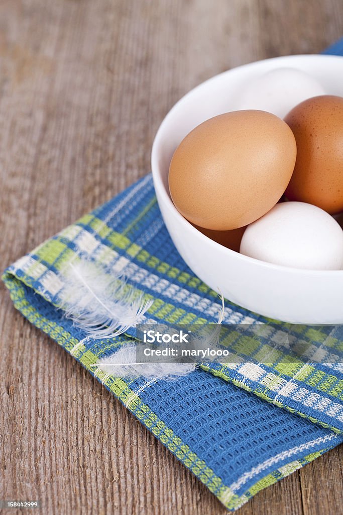 Яйцо в миску, полотенце и перьями - Стоковые фото Без людей роялти-фри