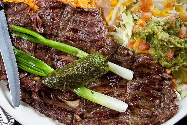 치마살 스테이크, 구운 할로피뇨 - steak close up grilled skirt steak 뉴스 사진 이미지